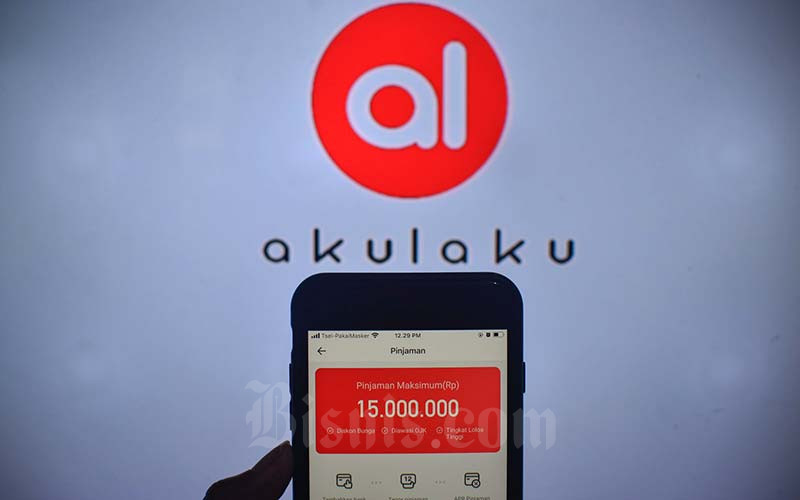 Nasabah mengakses aplikasi Akulaku di Jakarta, Senin (24/1/2022). Bisnis/Fanny Kusumawardhani