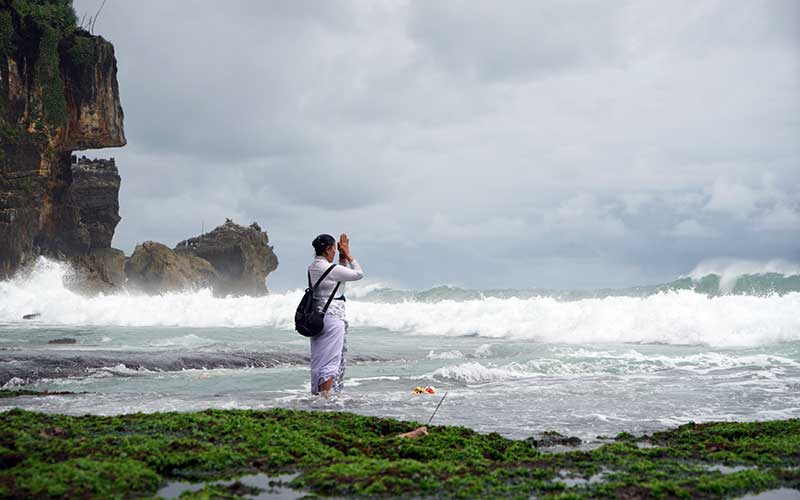  Umat Hindu Mengikuti Upacara Melasti di Pantai Ngobaran Yogyakarta