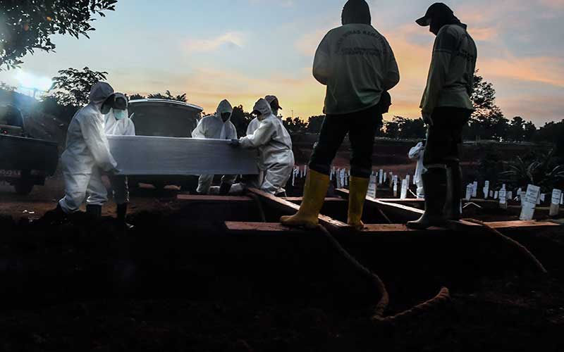 Petugas memakamkan jenazah Covid-19 di TPU Pondok Ranggon, Jakarta, Selasa (8/9/2020). Data Satuan Tugas Penanganan Covid-19 per hari Selasa (8/9/2020) pukul 12.00 WIB menyebutkan kasus meninggal dunia akibat Covid-19 bertambah 100 oarang menjadi 8.230 orang. ANTARA FOTO/Muhammad Adimaja
