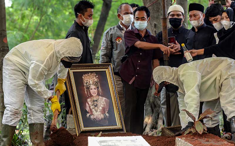  Suasana Haru Warnai Pemakaman Artis Senior Dorce Gamalama