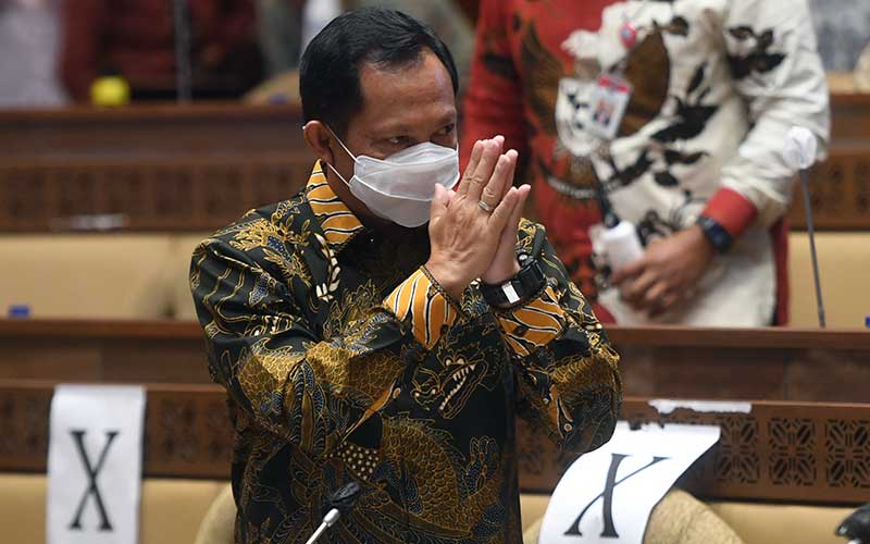 Mendagri Tito Karnavian memberikan salam sebelum mengikuti rapat kerja dengan Komisi II DPR di Kompleks Parlemen, Senayan, Jakarta, Kamis (26/11/2020). ANTARA FOTO/Akbar Nugroho Gumay