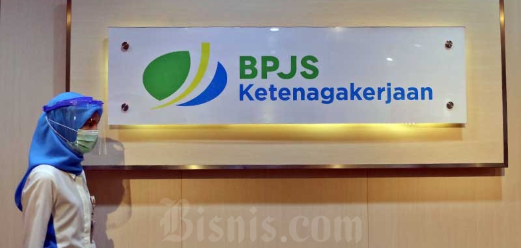 Pegawai melintasi logo BPJS Ketenagakerjaan di Kantor Cabang BP Jamsostek di Menara Jamsostek, Jakarta, Jumat (10/7/2020). - Bisnis/Eusebio Chrysnamurti