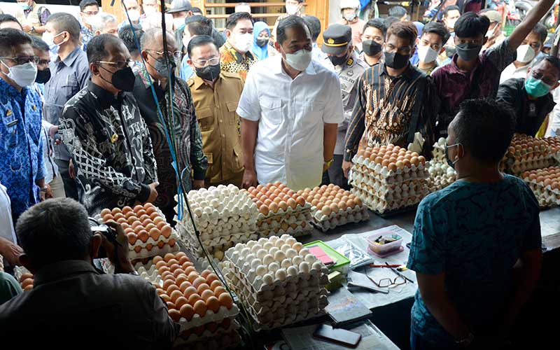  Mendag Muhammad Lutfi Lakukan Sidak Harga Barang Kebutuhan Pokok di Pasar Terong Makassar