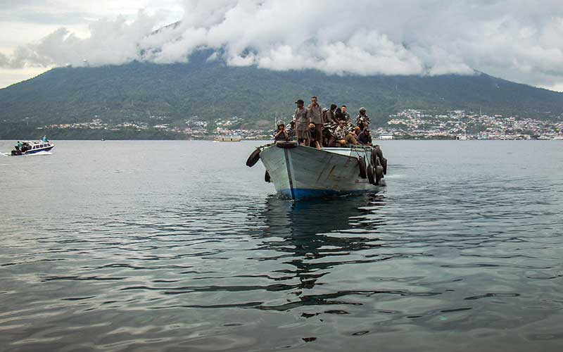  Warga Masih Menggunakan Kapal Kayu Untuk Berpergian Dari Kota Ternate ke Kota Tidore Kepulauan