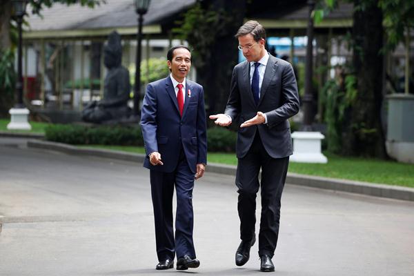 Presiden Joko Widodo (kiri) berjalan bersama Perdana Menteri Kerajaan Belanda Mark Rutte saat kunjungan kerja di Istana Merdeka, Jakarta, Rabu (23/11). - REUTERS/Darren Whiteside