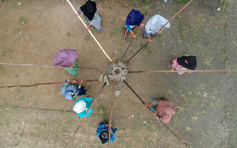  Alu Katentong Merupakan Keseneian Tradisional Langka Yang Dimainkan Kaum Ibu di Sumatra Barat