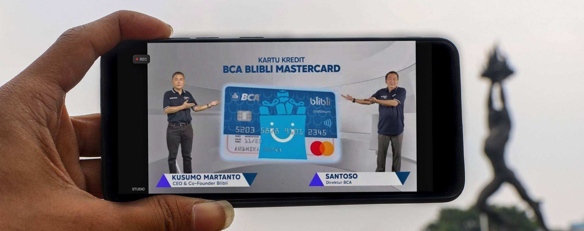 Tampilan layar menampilkan CEO & CO-Founder Blibli, Kusumo Martanto (kiri) bersama dengan Direktur PT Bank Central Asia Tbk. (BBCA) Santoso (kanan) saat peluncuran Kartu Kredit BCA Blibli Mastercard di Jakarta, Senin (11/10/2021). - Bisnis / Eusebio Chrysnamurti