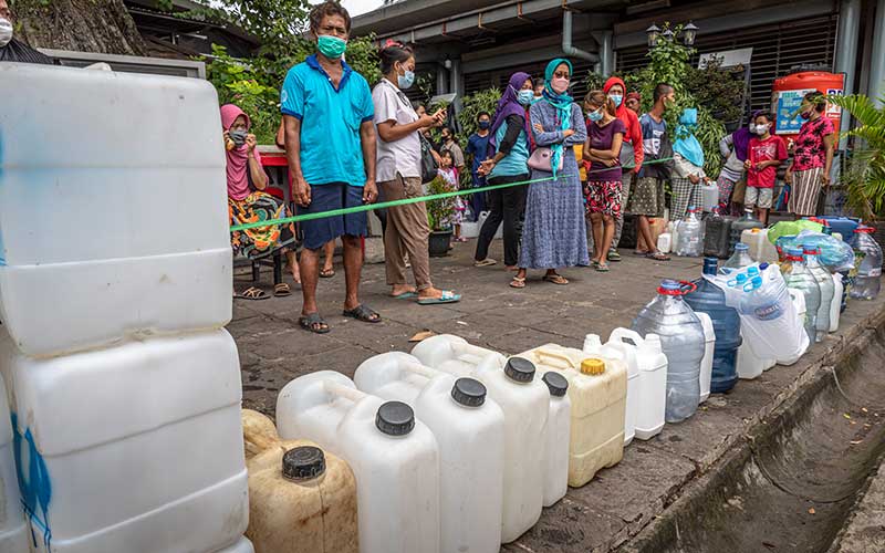 Pedagang di Semarang Antre Mendapatkan Minyak Curah Saat Operasi Pasar