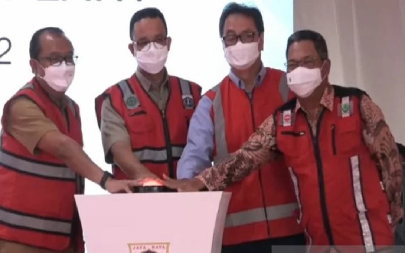 Gubernur DKI Jakarta Anies Baswedan (dua dari kiri) menekan tombol tanda dimulainya pembangunan fasilitas pengolahan sampah di TPST Bantargebang, Bekasi, Jawa Barat, Senin (21/2/2022)./Antara