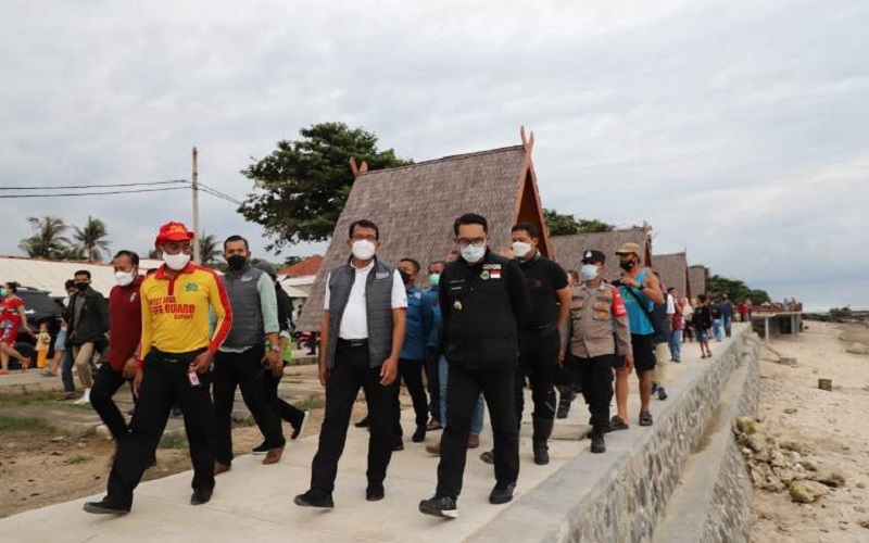  Ridwan Kamil Resmikan Hasil Penataan Pantai Sayang Heulang Garut