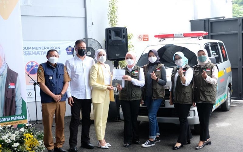 Pendiri Jabar Bergerak Atalia Praratya Ridwan Kamil menerima bantuan satu unit ambulans dari PT SkinSol Kosmetik Industri untuk dioperasikan di Kabupaten Bandung Barat.