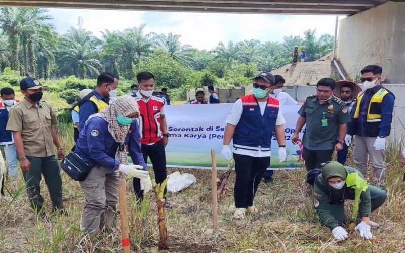  Antisipasi Gajah Kembali Melintasi Tol Permai, HK dan BBKSDA Riau Tanam Pisang
