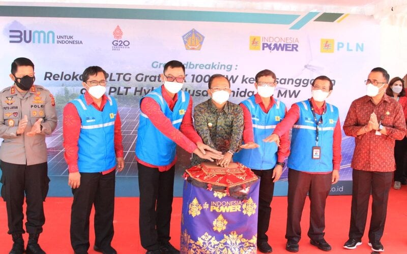 Gubernur Bali Wayan Koster dan Direktur Utama PLN Darmawan Prasodjo melakukan ground breaking pembangunan PLTG Pesanggaran dan PLTS Hibryd Nusa Penida./Isy