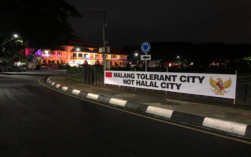 Poster yang dipasang warga bundaran tugu Kota Malang./@bedarmanto