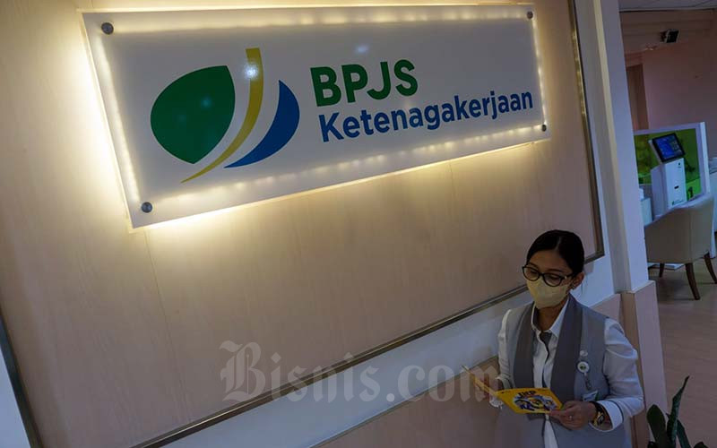 Karyawati beraktivitas di salah satu kantor cabang BPJamsostek di Jakarta (24/1/2022). Bisnis/Suselo Jati