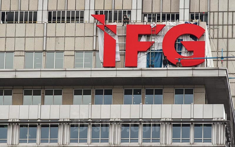 Pekerja melakukan pemasangan logo Indonesia Financial Group (IFG) di Jakarta, Selasa (11/1/2021). Bisnis/Arief Hermawan P