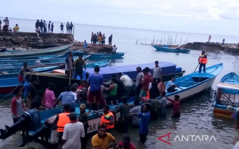 Tim SAR gabungan dan warga mengevakuasi korban kecelakaan kapal long boat Rajawali yang tenggelam di perairan Maluku Tenggara (Malra), Maluku./Antara-Basarnas Ambon.