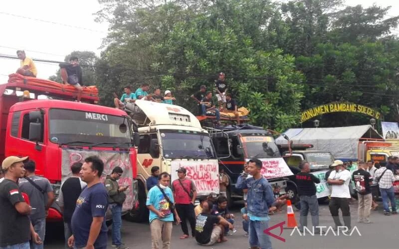 Sejumlah pengemudi truk melakukan aksi mogok dengan memarkir kendaraannya di sekitar Terminal Bus Madureso Kabupaten Temanggung, Selasa (22/2/2022)./Antara-Heru Suyitno