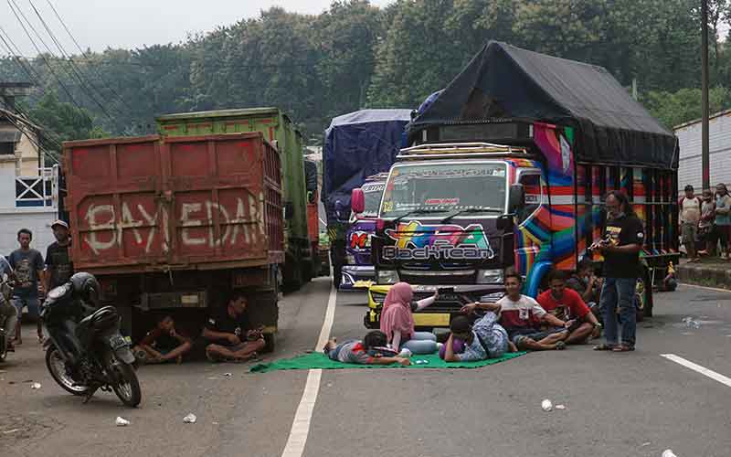  Supir Truk Blokade Jalan Pantura saat Aksi Menolak Kebijakan Zero Odol