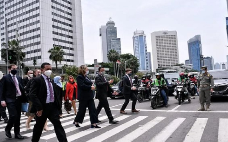  Anies-Menteri Perdagangan Inggris Naik MRT dan \'Ngopi\' di Terowongan Kendal