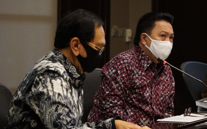 Presiden Direktur PT Adaro Energy Tbk (Adaro) Garibaldi Thohir (kanan) didampingi Komisaris Independen Adaro Mohammad Effendi saat melaksanakan Rapat Umum Pemegang Saham Tahunan (RUPST) PT Adaro Energy Tbk (IDX: ADRO) Rabu (20/5/2020) di kantornya di Jakarta. Istimewa