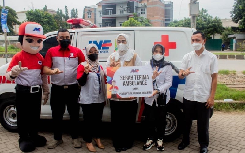 JNE menyalurkan satu unit ambulans kepada Pemerintah Kabupaten Karawang./Istimewa