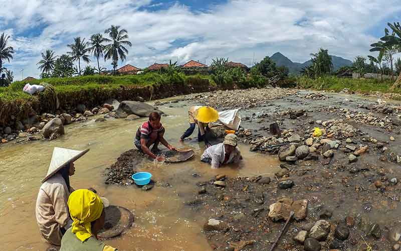  Potret Para Penambang Emas Tradisional di Aliran Sungai Cisero Bogor