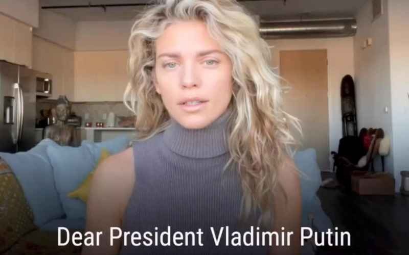  Annalynne McCord Dikritik seusai Bacakan Puisi untuk Vladimir Putin