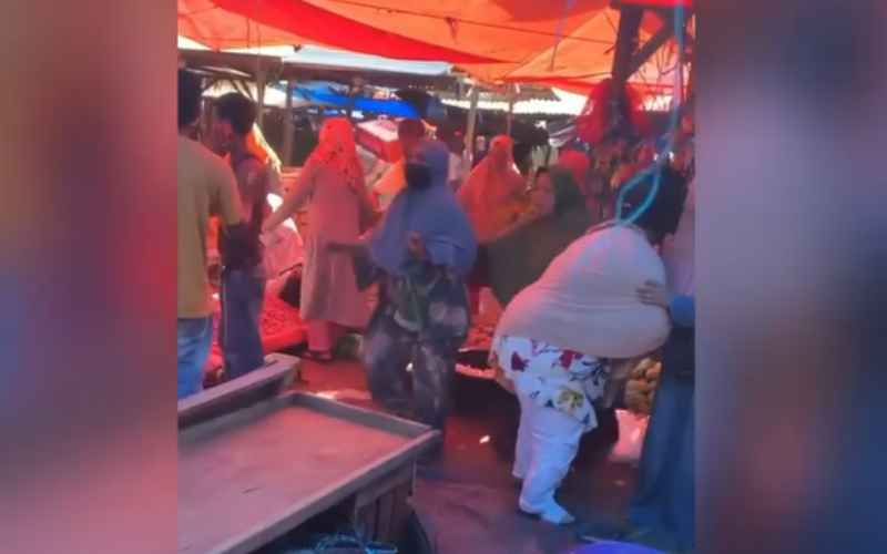 Tangkapan layar video viral kepanikan warga di Pasar Simpang Tigo saat terjadi gempa bermagnitudo 6,2 di Kabupaten Pasaman Barat, Sumatera Barat pada Jumat (25/2/2022)/Instagram infosumbar