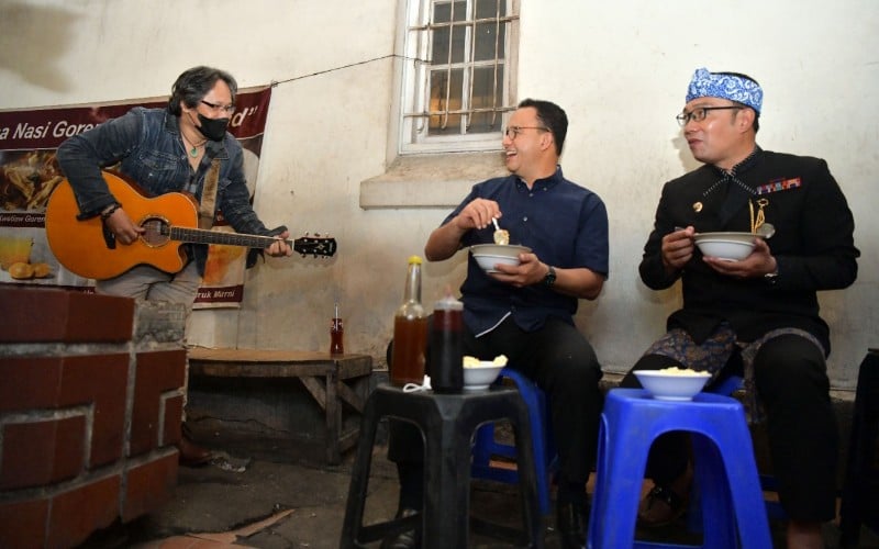  Ditemani Ganjar, Ridwan Kamil-Anies Nikmati Bubur Ayam Diaduk 