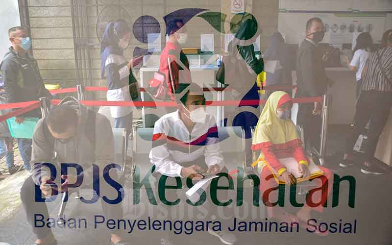 Peserta mengantre di salah satu kantor cabang Badan Penyelenggara Jaminan Sosial (BPJS) Kesehatan di Jakarta, Selasa (22/2/2022). Bisnis/Fanny Kusumawardhani