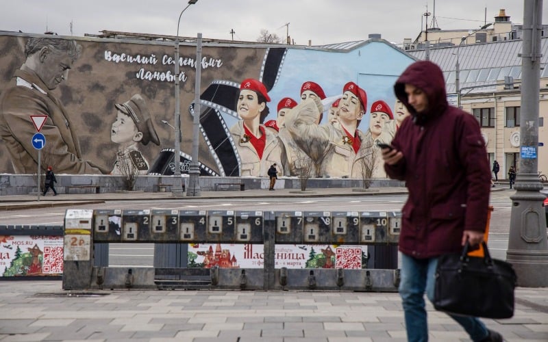 Mural Gerakan Nasional Kadet Angkatan Darat Muda di Moskwa, Rusia, Kamis (24/2/2022). Pasukan Rusia menyerang Ukraina setelah Presiden Vladimir Putin memerintahkan operasi untuk demiliterisasi Ukraina, yang memicu kecaman internasional dan ancaman AS akan sanksi berat lebih lanjut terhadap Moskwa. /Bloomberg-Andrey Rudakov