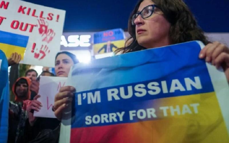 Anggota komunitas Rusia berdemonstrasi terhadap Rusia setelah Rusia meluncurkan operasi militer besar terhadap Ukraina, di Los Angeles, California, Amerika Serikat, Kamis (24/2/2022)./Antara