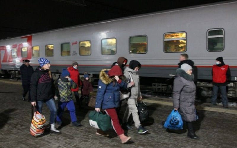 Pengungsi dari Ukraina timur tiba di sebuah stasiun kereta di Nizhny Novgorod, Rusia, pada 22 Februari 2022./Antara