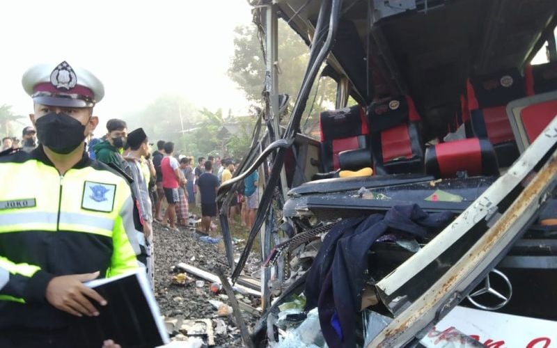 Kronologi Kecelakaan Bus Pariwisata Tertabrak Kereta Api di Tulungagung
