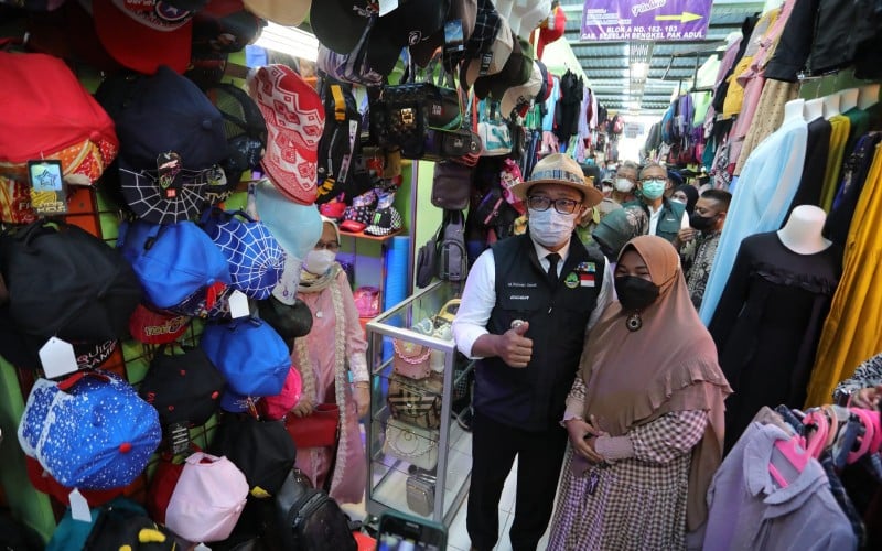 Gubernur Jabar Ridwan Kamil mengunjungi Pasar Cisarua