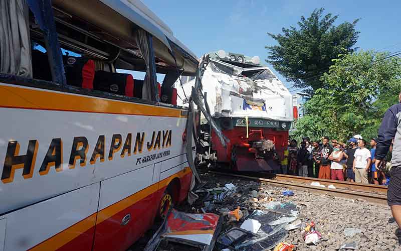  Bus Pariwisata Tertabrak Kereta Api di Tulung Agung Jawa Timur