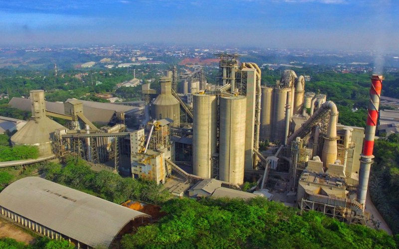 Pabrik semen PT Solusi Bangun Indonesia Tbk. di Narogong, Kabupaten Bogor./solusibangunindonesia.com