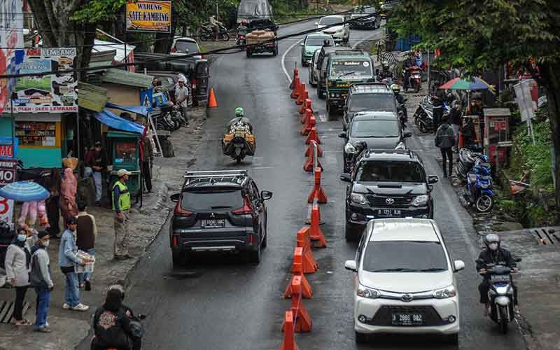  Kepadatan Kendaraan Terjadi di Kawasan Wisata Lembang Bandung