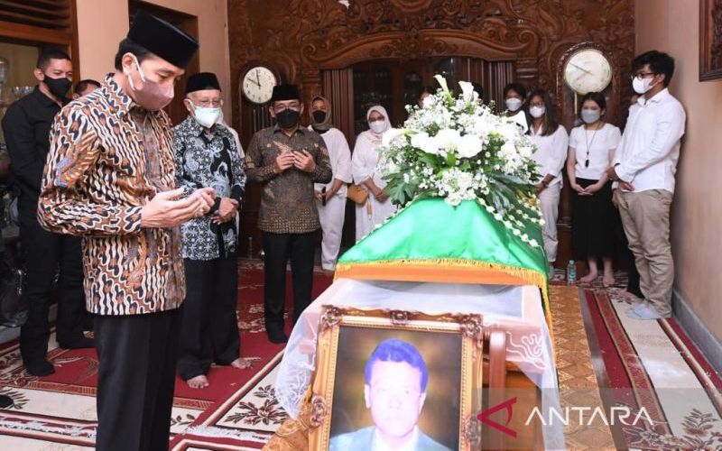  Jokowi Sampaikan Terima Kasih ke Seluruh Dokter yang Merawat Pamannya