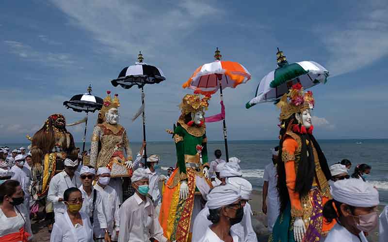  Umat Hindu di Bali Laksanakan Upacara Melasti Jelang Hari Raya Nyepi