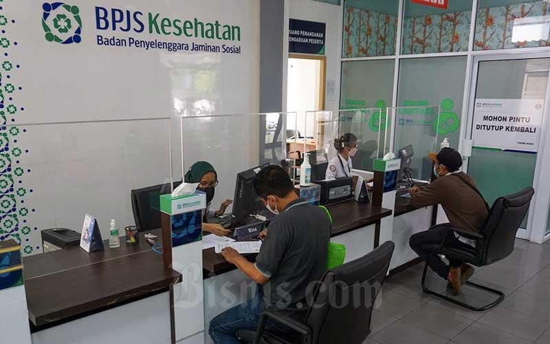 Karyawati melayani peserta di salah satu kantor cabang BPJS Kesehatan, Jakarta, Senin (3/1/2021). Bisnis/Suselo Jati