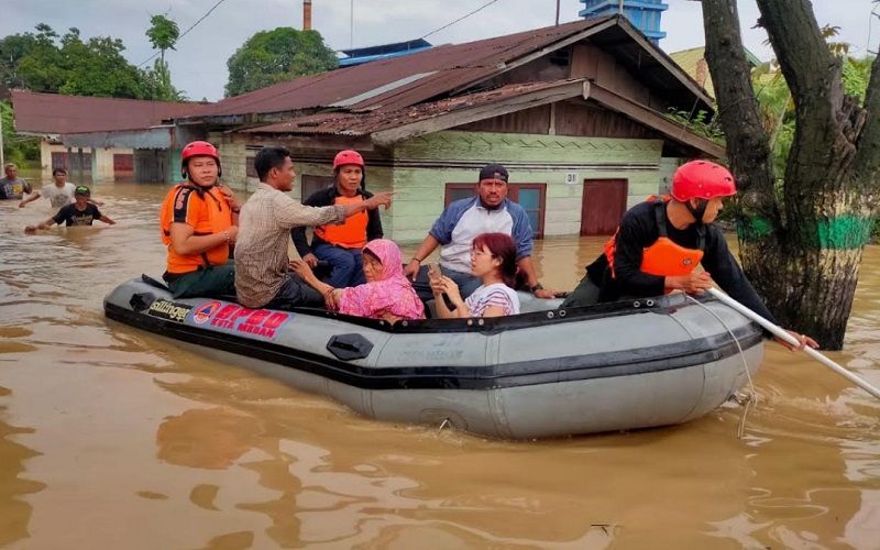 Sejumlah warga dievakuasi akibat banjir di Kota Medan, Sumatra Utara, Senin (28/2/2022). /Istimewa
