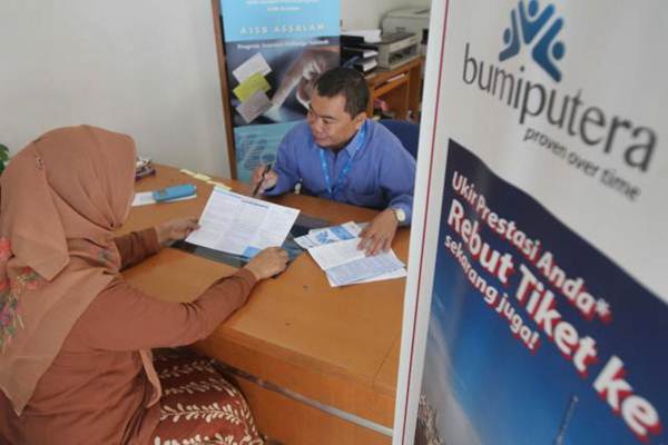 Karyawan melayani nasabah di kantor cabang PT Asuransi Jiwa Bumiputera, di Jakarta, Selasa (7/11/2017). - JIBI/Endang Muchtar