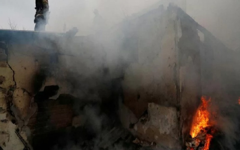 Pemadam kebakaran memadamkan api di sebuah rumah yang terbakar setelah serangan terbaru, di wilayah yang dikuasai separatis Donetsk, Ukraina, Senin (28/2/2022)./Antara-Reuters