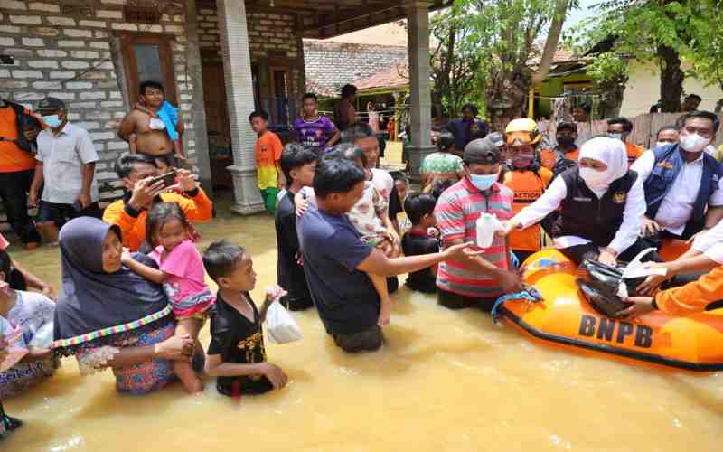 Gubernur Jatim Khofifah Indar Parawansa saat menyalurkan bantuan korban banjir di Pamekasan - Madura, Rabu (2/3/2022)./Ist