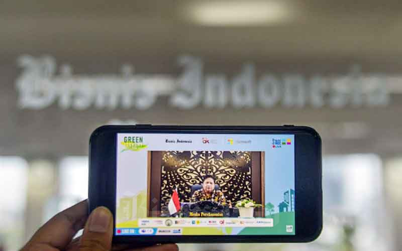 Layar menampilkan Menteri Koordinator Bidang Perekonomian Airlangga Hartarto saat acara webinar Green Economy Outlook 2022 di Jakarta, Rabu (23/2/2022). Bisnis/Fanny Kusumawardhani 