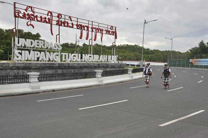 Pecalang atau petugas pengamanan adat Bali memantau situasi saat Hari Raya Nyepi Tahun Saka 1941 di kawasan Underpass Simpang Tugu Ngurah Rai, Bali, Kamis (7/3/2019)./ANTARA-Fikri Yusuf