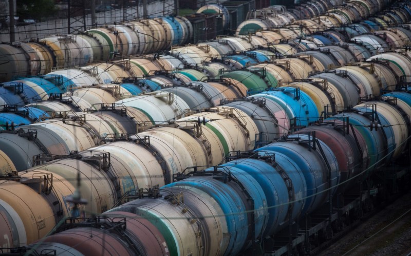 Rangkaian kereta pengangkut minyak mentah, bahan bakar, dan gas cair dalam posisi miring di stasiun kereta Yanichkino, menuju ke kilang Gazprom Neft PJSC Moscow di Moskow, Rusia/Bloomberg-Andrei Rudakov
