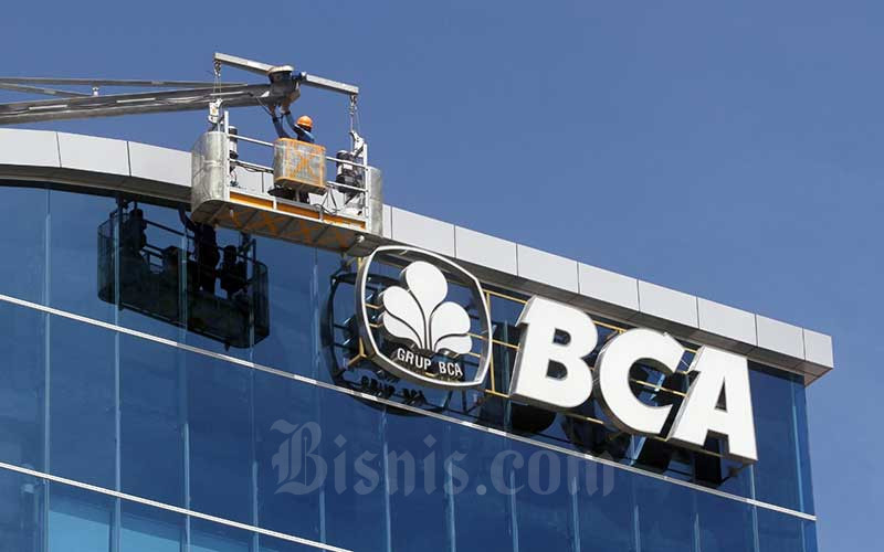 Pekerja membersihkan dinding kantor Bank Central Asia (BCA) di Makassar, Sulawesi Selatan, Selasa (16/6/2020). Bisnis/Paulus Tandi Bone